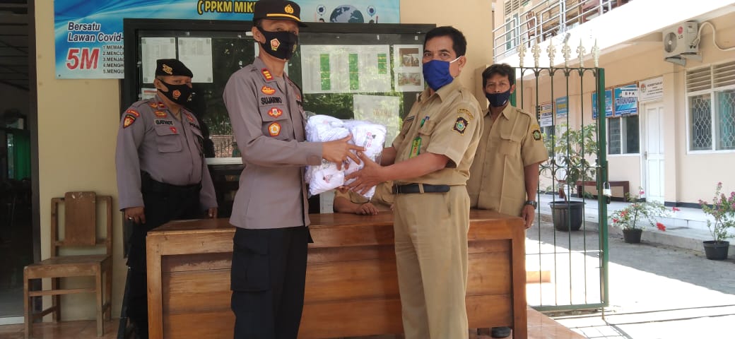 Polsek Kokap Bantu Masker